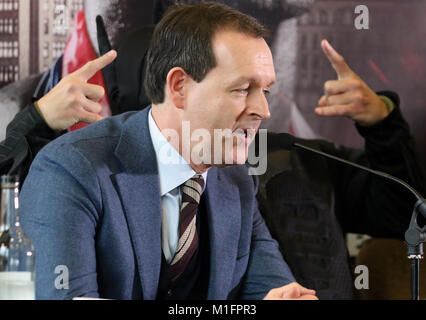 Hilton Hotel, Liverpool. 30. Januar 2018. Von Sky Leiter der Boxen Adam Smith. Amir Khan vs Phil Lo Greco Pressekonferenz. Boxer von Eddie Hearn gefördert sammeln im Kampf Pressekonferenz zwischen Amir Khan und Phil Lo Greco. Nach Lo Greco macht Beleidigungen, die sich auf persönliche Khan's Leben eine Nahkampf und beheizten Austausch erfolgt. Khan macht seinen Ring zurück Nach zwei Jahren abwesenheit als kündigt er seinen nächsten Kampf am 21. April in der Echo Arena in Liverpool. Credit: MediaWorldImages/Alamy Leben Nachrichten. Stockfoto