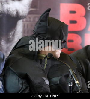 Sean Dodd auf, warum er kam als Batman im Hilton Hotel, Liverpool gekleidet. 30. Januar 2018. Die Birkenhead Sean "Asher" Dodd an Amir Khan vs Phil Lo Greco Pressekonferenz. Boxer von Eddie Hearn gefördert sammeln im Kampf Pressekonferenz zwischen Amir Khan und Phil Lo Greco. Nach Lo Greco macht Beleidigungen, die sich auf persönliche Khan's Leben eine Nahkampf und beheizten Austausch erfolgt. Khan macht seinen Ring zurück Nach zwei Jahren abwesenheit als kündigt er seinen nächsten Kampf am 21. April in der Echo Arena in Liverpool. Credit: MediaWorldImages/Alamy Leben Nachrichten. Stockfoto