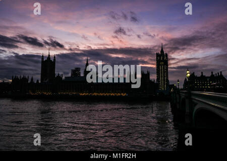 London, Großbritannien. 30. Januar 2018. Der Palast von Westminster und das Elizabeth Tower sind gegen eine bunte winter Silhouette Sonnenuntergang Credit: Amer ghazzal/Alamy leben Nachrichten Stockfoto