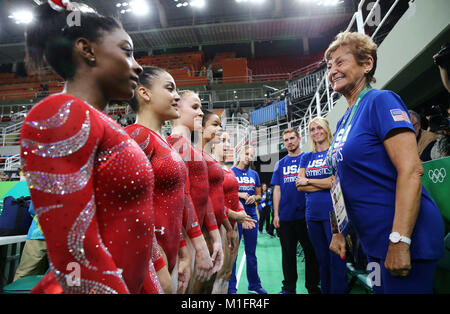 Foto: 2016 Rio Olympics - Gymnastik Training - Rio Olympische Arena - Rio de Janeiro, Brasilien. 04 Aug, 2016. (Von L) Simone Biles (USA) von USA, Laurie Hernandez (USA) von USA, Madison Kocian (USA) von USA, Gabrielle Douglas (USA) USA (Gabi Douglas) und Alexandra Raisman (USA) USA (Aly Raisman) sprechen zu Team Koordinator Martha Karolyi (R) während des Trainings. REUTERS/Damir Sagolj/Foto für die redaktionelle Verwendung. Nicht FÜR DEN VERKAUF FÜR MARKETING ODER WERBEKAMPAGNEN. Credit: Gtres Información más Comuniación auf Linie, S.L./Alamy leben Nachrichten Stockfoto