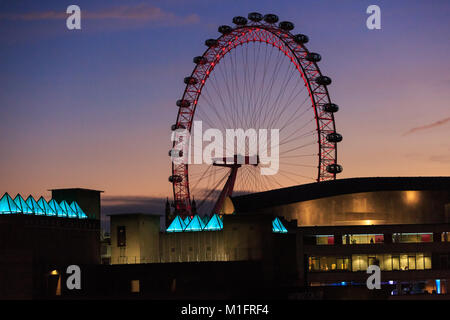 South Bank, London, UK, 30. Jan 2018. Das London Eye mit der beleuchteten neue Oberlicht im Dach der Hayward Gallery bei Sonnenuntergang. Credit: Imageplotter Nachrichten und Sport/Alamy leben Nachrichten Stockfoto