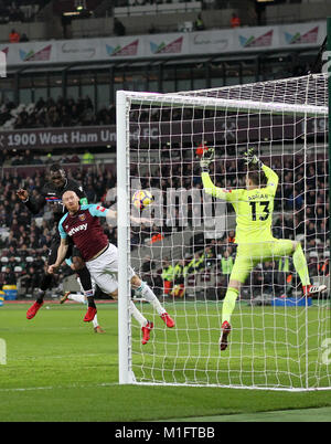 London, Großbritannien. 30. Januar 2018. Christian Benteke Kerben zu machen es 0-1 während der Premier League Match zwischen West Ham United und Crystal Palace in London Stadion, London, UK gespielt. Credit: Jason Mitchell/Headlinephoto englische Premier und Football League Bilder nur in einem redaktionellen Kontext verwendet werden. DataCo Ltd +44 207 864 9121. Credit: Jason Mitchell/Alamy leben Nachrichten Stockfoto