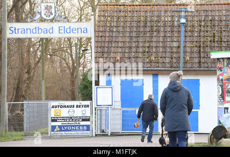 Greifswald, Deutschland. 30 Jan, 2018. Blick auf den Eingang Schild 'Eldena Lido' im Stadtteil Eldena bei Greifswald, Deutschland, 30. Januar 2018. Fast ein viertel Jahrhundert nach dem Mord an einer jungen Frau in Greifswald, Detektive sind in der Hoffnung auf neue und entscheidende Hinweise. Am 31. Januar 2018, wird der Fall auf dem Zweiten Deutschen Fernsehen (ZDF) "Aktenzeichen XY ungeloest" ("Aktenzeichen XY ungelöst" ausgestrahlt werden), entsprechend der Neubrandenburger Polizeidirektion. Quelle: Stefan Sauer/dpa-Zentralbild/dpa/Alamy leben Nachrichten Stockfoto