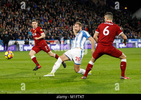 Huddersfield, Großbritannien. 30 Jan, 2018. Huddersfield, England. 30. Januar 2018. Laurent Depoitre von Huddersfield Town hat einen Schuß auf Ziel während der Premier League Match zwischen Huddersfield Town und Liverpool bei John Smith's Stadium am 30. Januar 2018 in Huddersfield, England. (Foto von Daniel Chesterton/phcimages.com) Credit: PHC Images/Alamy leben Nachrichten Stockfoto