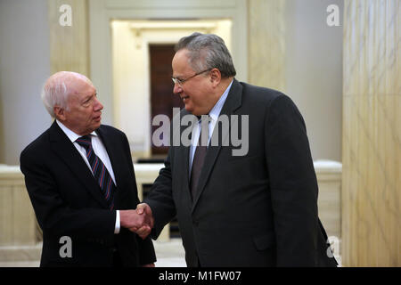 Athen, Griechenland. 30 Jan, 2018. Der griechische Aussenminister Nikos Kotzias (R) schüttelt Hände mit dem UN-Sonderbeauftragten Matthew Nimetz, der Mittler im Namensstreit zwischen Griechenland und der Ehemaligen Jugoslawischen Republik Mazedonien (FYROM), in Athen, Griechenland, am 31.01.30., 2018. Matthew Nimetz am Dienstag aufgefordert, die zwei Seiten, das Momentum zu nutzen und die Frage, die Sie teilt seit über zwei Jahrzehnten vereinbaren. Credit: Marios Lolos/Xinhua/Alamy leben Nachrichten Stockfoto