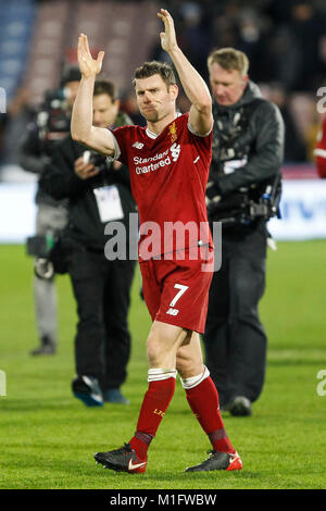 Huddersfield, Großbritannien. 30 Jan, 2018. James Milner von Liverpool feiert bei voller Zeit der Premier League Match zwischen Huddersfield Town und Liverpool bei John Smith's Stadium am Januar in Huddersfield, England 30 2018. (Foto von Daniel Chesterton/phcimages.com) Credit: PHC Images/Alamy leben Nachrichten Stockfoto