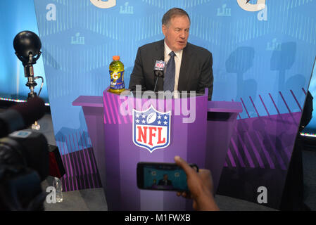 St. Paul, Minnesota, USA. 29 Jan, 2018. - Bill Belichick der Neu-England Patrioten gibt ein Interview auf der offiziellen Superbowl lll Pressekonferenz in der Xcel Arena. Die New England Patriots und die Philadelphia Eagles und ihre Trainer sprach mit über 3.000 Medien Personal aus der ganzen Welt in der Xcel Arena. Credit: Csm/Alamy leben Nachrichten Stockfoto