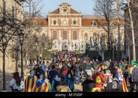 Barcelona, Spanien. 30 Jan, 2018. Die Demonstranten während einer Demonstration zur Unterstützung von Carles Puigdemont, ehemalige katalanische Präsident wie Sie marschieren in Richtung Katalonien Parlament in Barcelona. Roger Torrent, der Präsident des katalanischen Parlaments gesehen, endlich die parlamentarische Sitzung, die für Januar 30, 2018 geplant war, könnte eine neue regionale Regierung bilden abgebrochen. Credit: Victor Serri/SOPA/ZUMA Draht/Alamy leben Nachrichten Stockfoto