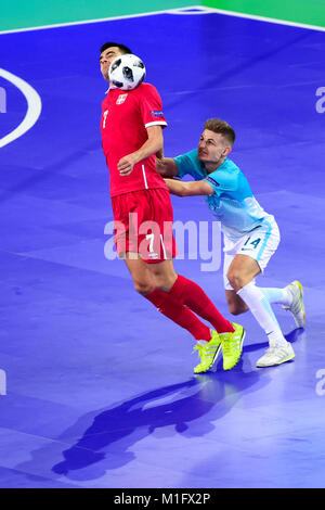 Ljubljana, Slowenien. 30 Jan, 2018. Dragan Tomic (L) von Serbien mias Für den Ball mit Matej Fidersek Sloweniens während UEFA Futsal Meisterschaft 2018 Match zwischen Slowenien und Serbien im Arena Stožice in Ljubljana, Slowenien am 30. Januar 2018. Credit: Jure Makovec/Alamy leben Nachrichten Stockfoto