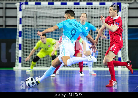 Ljubljana, Slowenien. 30 Jan, 2018. Gasper Vrhovec (L) von Slowenien mias Für den Ball mit Milos Simic von Serbien während UEFA Futsal Meisterschaft 2018 Match zwischen Slowenien und Serbien im Arena Stožice in Ljubljana, Slowenien am 30. Januar 2018. Credit: Jure Makovec/Alamy leben Nachrichten Stockfoto