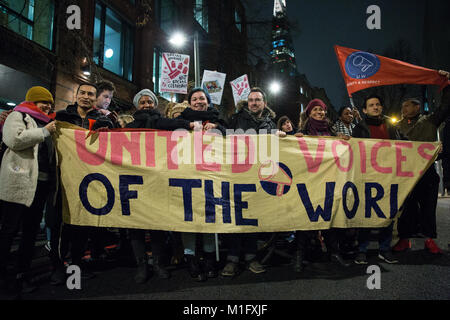 London, Großbritannien. 30 Jan, 2018. Sozialer Wohnungsbau Aktivisten, Studenten und Mitglieder der Lateinamerikanischen Gemeinschaft halten ein Karneval Stil Protest außerhalb des Büros von Southwark Rat der Sieg der lokalen Gemeinschaft in die Planung Ausschuss des Rates zu überzeugen, gegen die geplante Sanierung zu Stimmen vom Entwickler Delancey der Elephant & Castle Shopping Centre und London College der Kommunikation Campus zu feiern. Credit: Mark Kerrison/Alamy leben Nachrichten Stockfoto