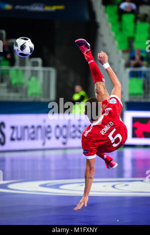 Ljubljana, Slowenien. 30 Jan, 2018. Romulo Russlands kickt den Ball während die UEFA Futsal Meisterschaft 2018 Match zwischen Russland und Polen im Arena Stožice in Ljubljana, Slowenien am 30. Januar 2018. Foto: Jure Makovec Credit: Jure Makovec/Alamy leben Nachrichten Stockfoto