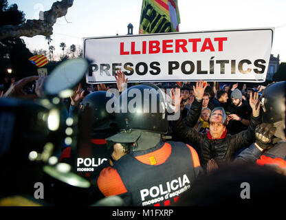 Barcelona, Spanien. 30 Jan, 2018. die Demonstranten versucht die Polizei cordon das Parlament von Katalonien zu brechen, am 30. Januar 2018 in Barcelona, Spanien. Credit: Gtres Información más Comuniación auf Linie, S.L./Alamy leben Nachrichten Stockfoto