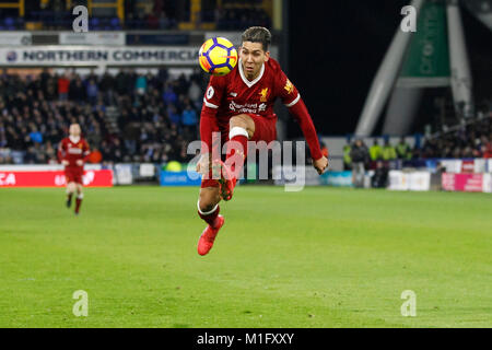 Huddersfield, Großbritannien. 30 Jan, 2018. Roberto Firmino von Liverpool steuert die Kugel während der Premier League Match zwischen Huddersfield Town und Liverpool bei John Smith's Stadium am 30. Januar 2018 in Huddersfield, England. (Foto von Daniel Chesterton/phcimages.com) Credit: PHC Images/Alamy leben Nachrichten Stockfoto