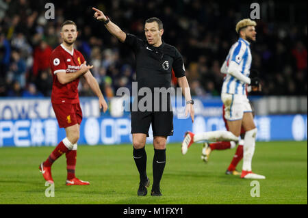 Huddersfield, Großbritannien. 30 Jan, 2018. Schiedsrichter Kevin Freund während der Premier League Match zwischen Huddersfield Town und Liverpool bei John Smith's Stadium am 30. Januar 2018 in Huddersfield, England. (Foto von Daniel Chesterton/phcimages.com) Credit: PHC Images/Alamy leben Nachrichten Stockfoto