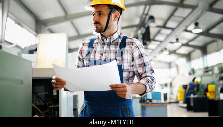 Porträt eines Architekten builder Studium layout Pläne der Anlage Stockfoto