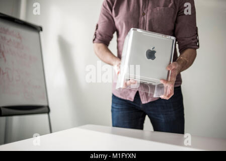 Ein Mitglied des Personals zeigt Power Mac G4 Cube, Erscheinungsdatum Juli 2000, auf dem ukrainischen MacPaw Apple's Museum in Kiew, Ukraine am 26. Januar 2017. Die ukrainischen Entwickler MacPaw hat Apple Hardware Museum im Büro des Unternehmens in Kiew eröffnet. Die Sammlung verfügt über mehr als 70 ursprünglichen Macintosh Modellen von 1981 bis 2017 datiert. Stockfoto