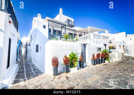 Mykonos, Griechenland. Weiß getünchtes gepunktete Gasse in der Altstadt, Kykladen griechische Inseln. Stockfoto