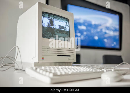 Macintosh SE FDHD, Erscheinungsdatum August 1989, auf dem ukrainischen MacPaw Apple's Museum in Kiew, Ukraine am 26. Januar 2017 ausgestellt. Die ukrainischen Entwickler MacPaw hat Apple Hardware Museum im Büro des Unternehmens in Kiew eröffnet. Die Sammlung verfügt über mehr als 70 ursprünglichen Macintosh Modellen von 1981 bis 2017 datiert. Stockfoto