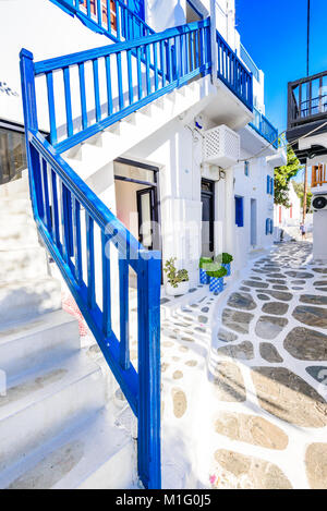 Mykonos, Griechenland. Weiß getünchtes gepunktete Gasse in der Altstadt, Kykladen griechische Inseln. Stockfoto