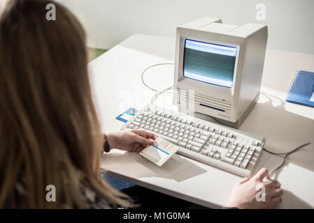 Ein Mitglied des Personals zeigt Macintosh SE FDHD, Erscheinungsdatum August 1989, auf dem ukrainischen MacPaw Apple's Museum in Kiew, Ukraine am 26. Januar 2017. Die ukrainischen Entwickler MacPaw hat Apple Hardware Museum im Büro des Unternehmens in Kiew eröffnet. Die Sammlung verfügt über mehr als 70 ursprünglichen Macintosh Modellen von 1981 bis 2017 datiert. Stockfoto