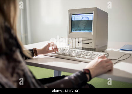 Ein Mitglied des Personals zeigt Macintosh SE FDHD, Erscheinungsdatum August 1989, auf dem ukrainischen MacPaw Apple's Museum in Kiew, Ukraine am 26. Januar 2017. Die ukrainischen Entwickler MacPaw hat Apple Hardware Museum im Büro des Unternehmens in Kiew eröffnet. Die Sammlung verfügt über mehr als 70 ursprünglichen Macintosh Modellen von 1981 bis 2017 datiert. Stockfoto