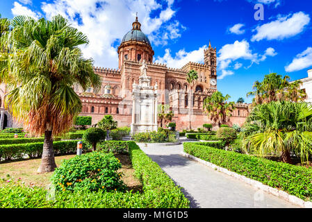 Palermo, Sizilien. Dämmerung Blick normannische Kathedrale der Himmelfahrt der Jungfrau Maria, mittelalterlichen Italien. Stockfoto