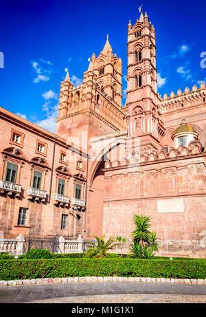 Palermo, Sizilien. Dämmerung Blick normannische Kathedrale der Himmelfahrt der Jungfrau Maria, mittelalterlichen Italien. Stockfoto