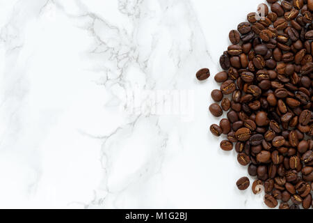 Geröstete Kaffeebohnen auf Marmor schwarz Folie Hintergrund mit gute Kopie Raum Stockfoto