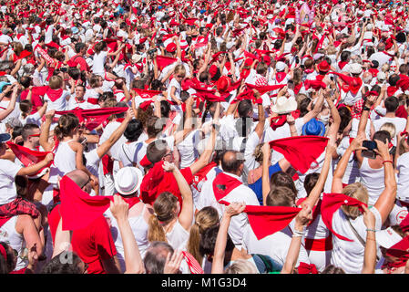 Masse der Leute, gekleidet in weiß und rot bei den Sommerfestspielen von Bayonne (Fêtes de Bayonne), Frankreich Stockfoto