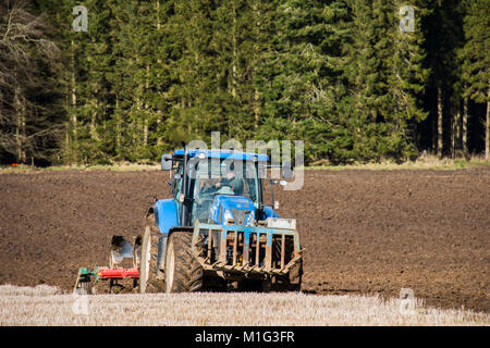 Ein Traktor auf der Haddo Immobilien in ländlichen Aberdeenshire, Schottland Pflügen Stockfoto