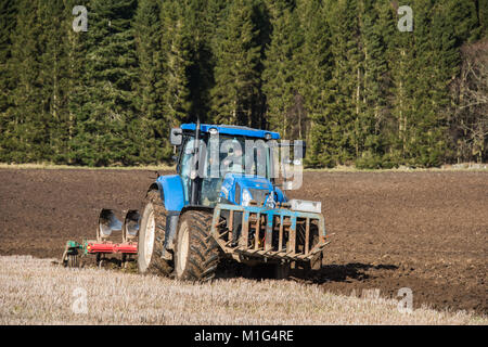 Ein Traktor auf der Haddo Immobilien in ländlichen Aberdeenshire, Schottland Pflügen Stockfoto