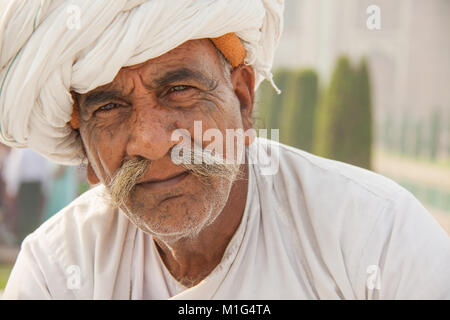 Alte indische Mann in Turban mit grau/grau Schnurrbart im Taj Mahal, Agra, völlige Pradesh, Indien Stockfoto