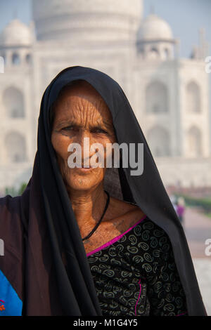 Alte Frau indische Touristen im Taj Mahal, Agra, völlige Pradesh, Indien Stockfoto