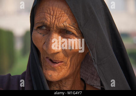 Alte Frau indische Touristen im Taj Mahal, Agra, völlige Pradesh, Indien Stockfoto