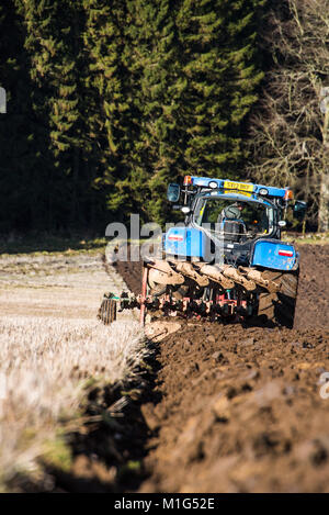 Ein Traktor auf der Haddo Immobilien in ländlichen Aberdeenshire, Schottland Pflügen Stockfoto