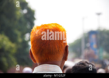 Helles orange Haare Henna als Haarfärbemittel auf alten Mann außerhalb des Roten Fort in Rakabganj, Agra, Uttar Pradesh, Indien Stockfoto