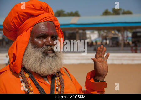 Hinduistische heilige Mann, Sadhu, mit großen buschigen Bart in die zentrale Arena in Pushkar Camel Fair, Rajasthan, Indien Stockfoto