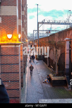 Leeds Yorkshire UK-Obdachloser betteln auf der Straße vom Bahnhof Leeds Stockfoto