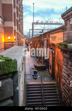 Leeds Yorkshire UK-Obdachloser betteln auf der Straße vom Bahnhof Leeds Stockfoto