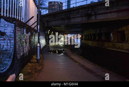 Leeds Yorkshire UK - Läufer auf dem Abschleppweg des Aire Valley-Kanals Stockfoto