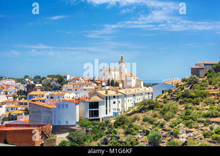 Anzeigen von Cadaques Dorf auf der mediterranen Küste. Costa Brava, Katalonien, Spanien Stockfoto