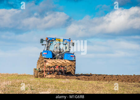 Ein Traktor auf der Haddo Immobilien in ländlichen Aberdeenshire, Schottland Pflügen Stockfoto