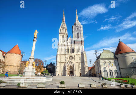 Blick auf Kathedrale und der Seligen Jungfrau Maria Denkmal in Zagreb. Kroatien Stockfoto