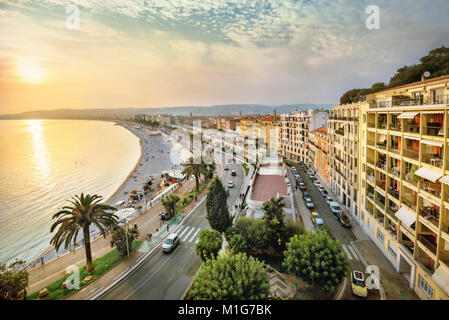 Blick auf die Promenade des Anglais in Nizza mit den Häusern und den Strand bei Sonnenuntergang. Frankreich Stockfoto