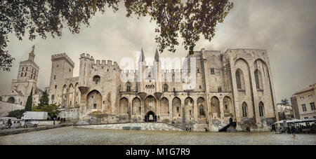 Mittelalterliche Festung und schloss Palais des Papes (papstpalast Palast) in Avignon. Frankreich, Provence Stockfoto