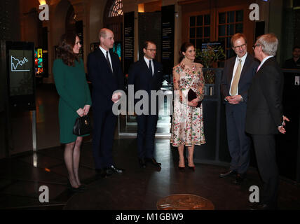 Der Herzog (Zweite links) und der Herzogin von Cambridge, von Kronprinzessin Victoria (3. rechts) und Prinz Daniel von Schweden (3. links), Im Nobel Museum am ersten Tag ihres Besuchs in Schweden begleitet. Stockfoto