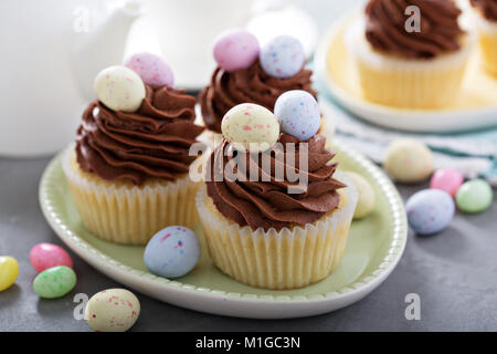 Ostern Schokolade Vanille Cupcakes mit Zuckerguss und Candy Eier Stockfoto