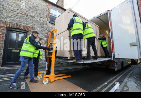 Das Natural History Museum von Diplodocus Skelett geworfen, bekannt als Dippy, kommt für den Einbau in Dorset County Museum in Dorchester, der erste Anschlag auf eine UK-Tour. Stockfoto