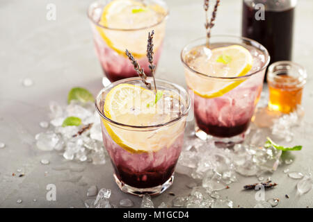 Lavendel Sirup Limonade mit frischen Zitronen und Honig Stockfoto